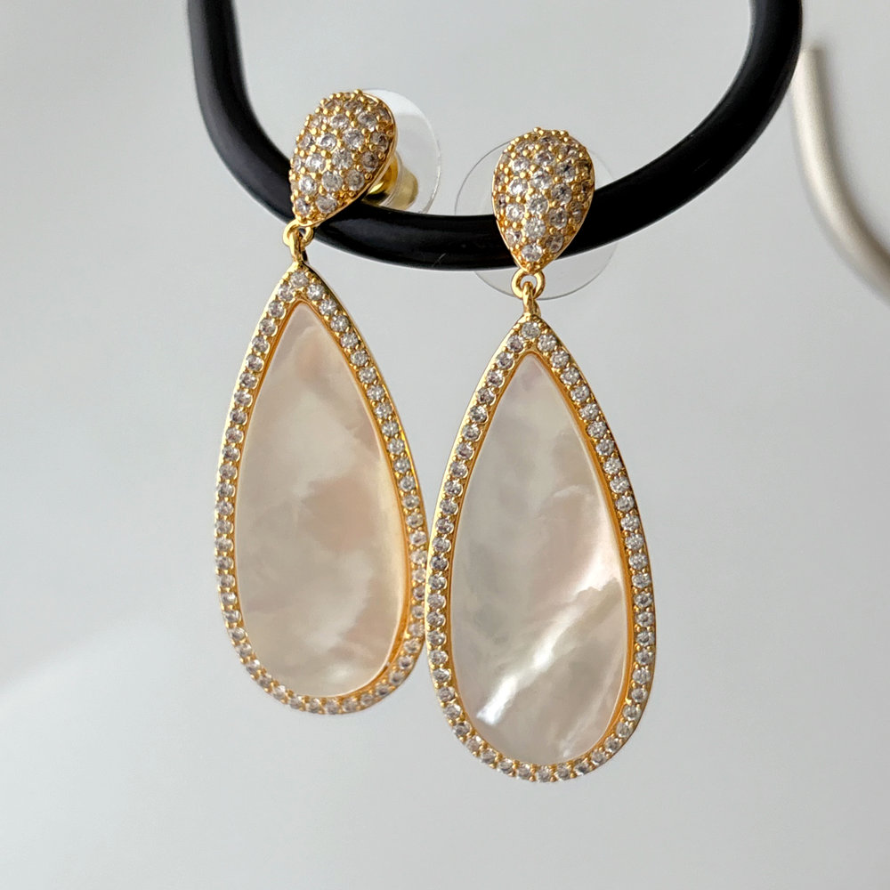 Teardrop shell earrings