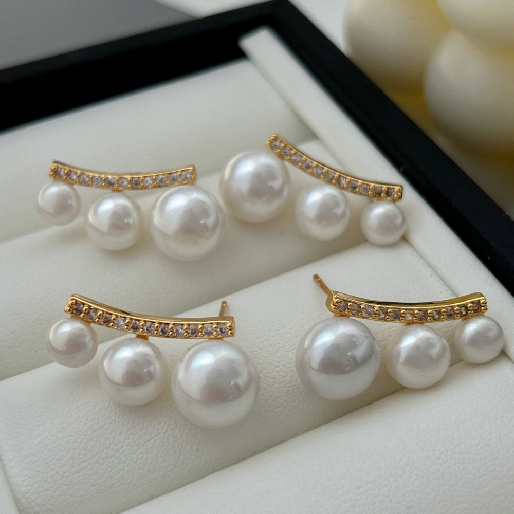 Simple pearl earrings