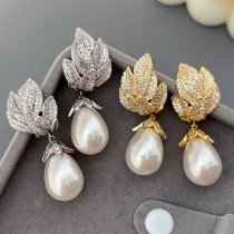 Flower pearl earrings
