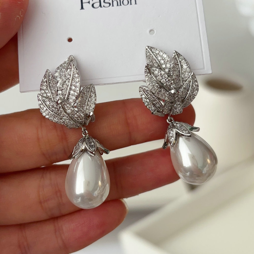 Flower pearl earrings