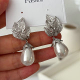 Flower pearl earrings
