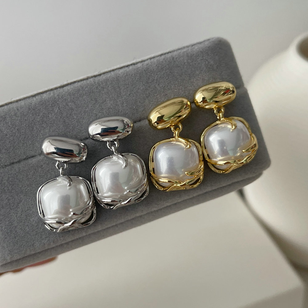 Square pearl earrings