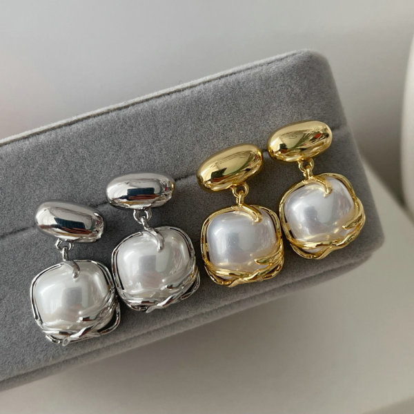 Square pearl earrings