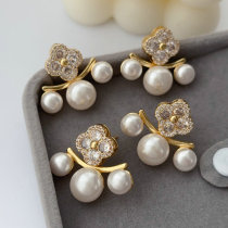 Clover pearl earrings