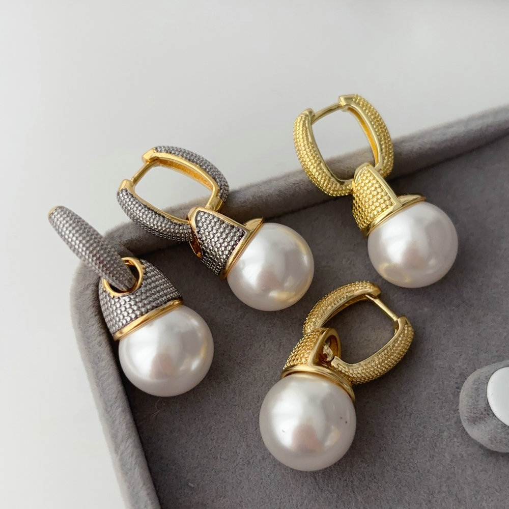 Pearl drop earrings