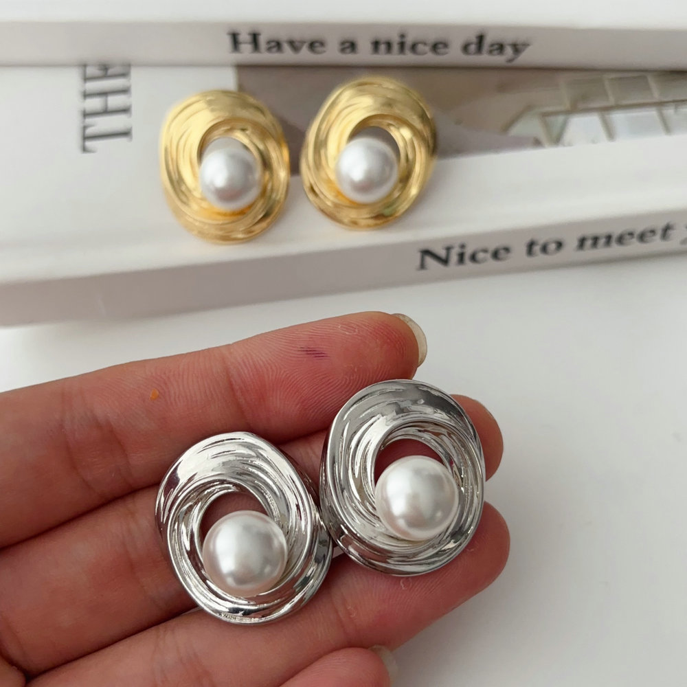 Simple pearl earrings