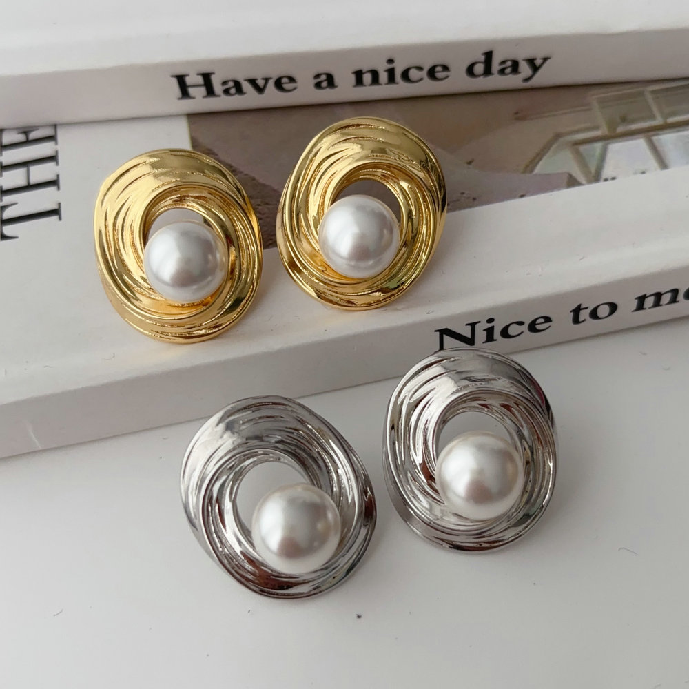 Simple pearl earrings