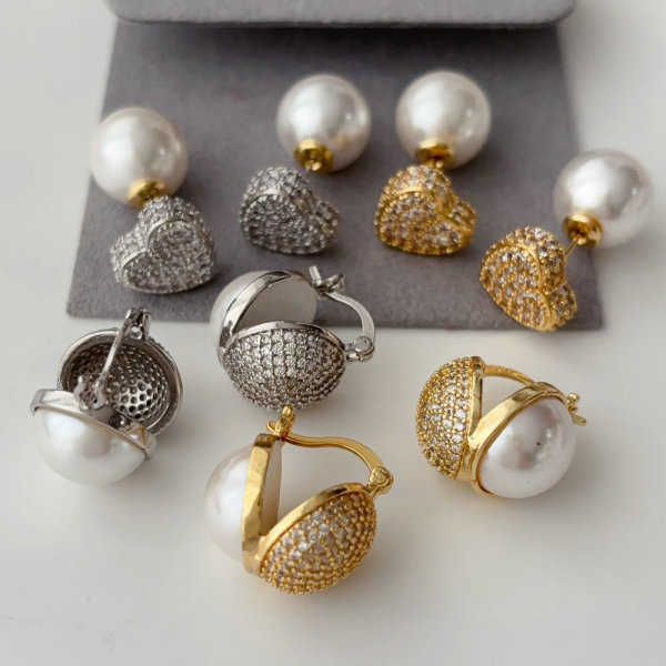Round shape pearl earrings