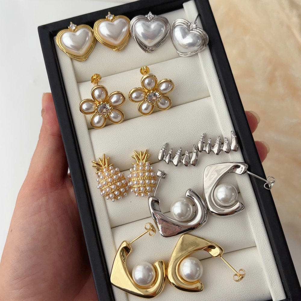 Simple pearl heart earrings