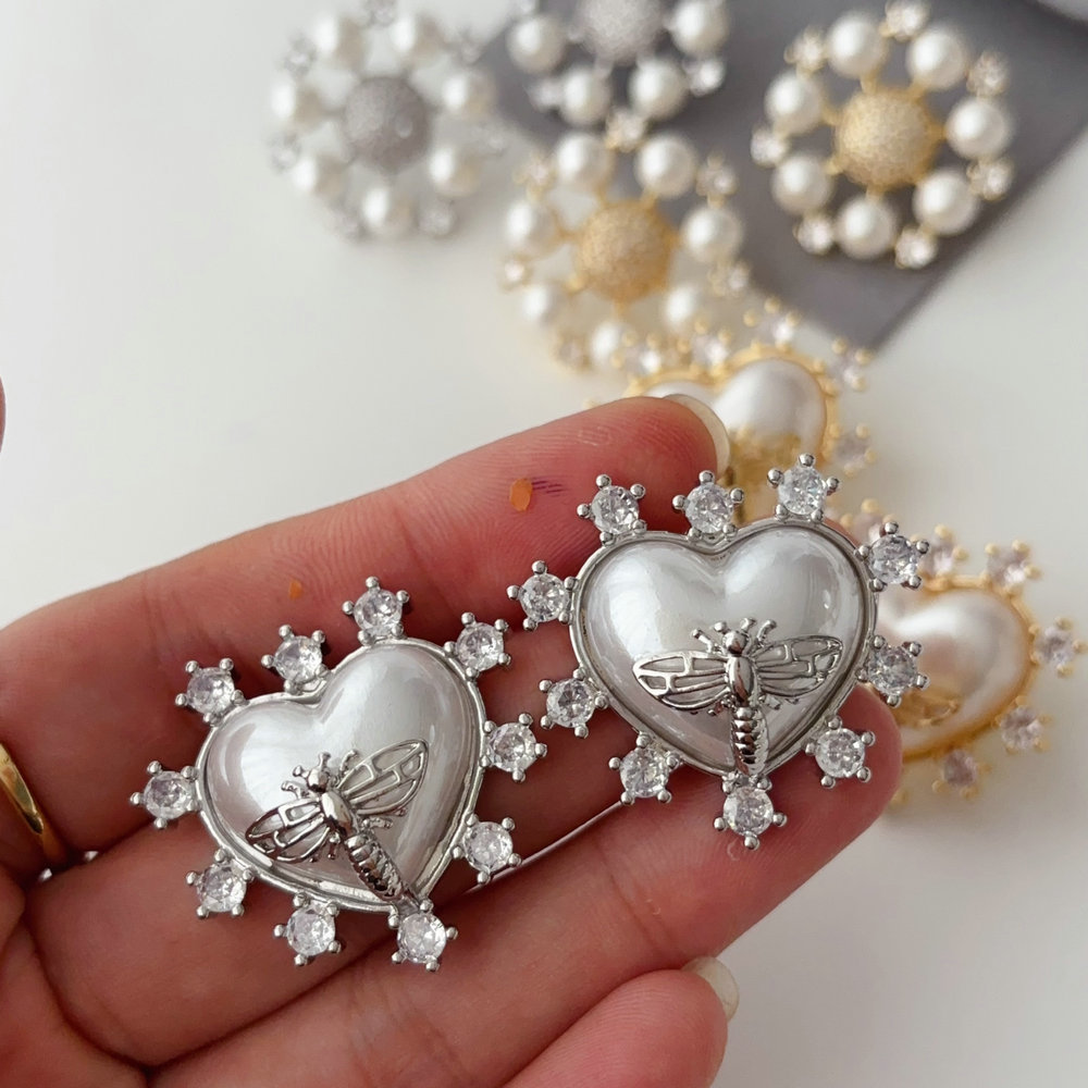 Heart pearl bee earrings