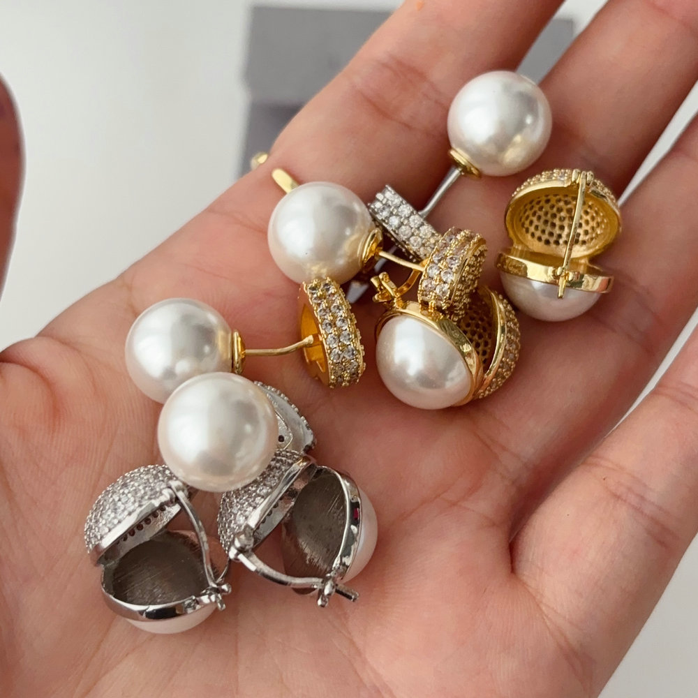 Round shape pearl earrings