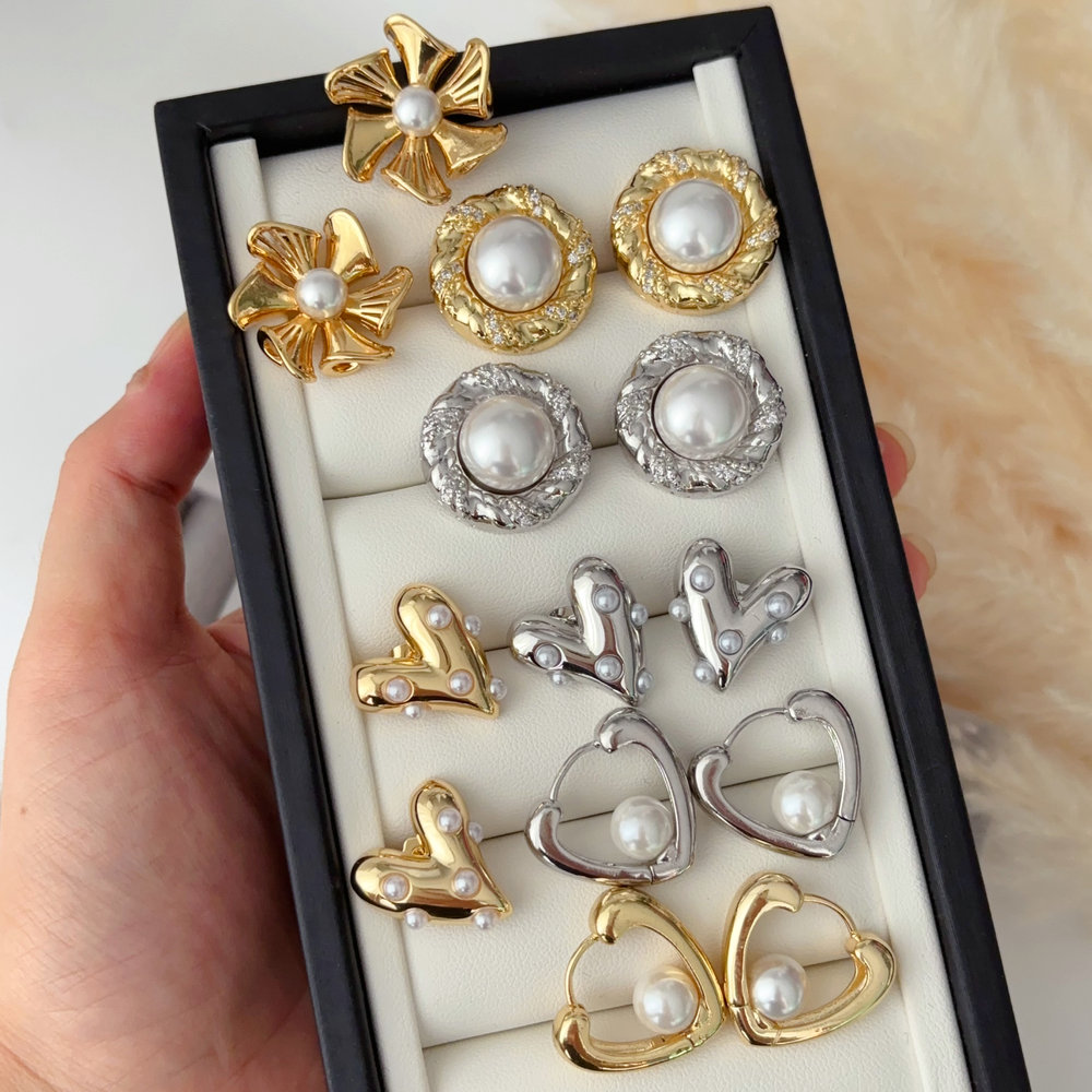 Simple pearl earrings