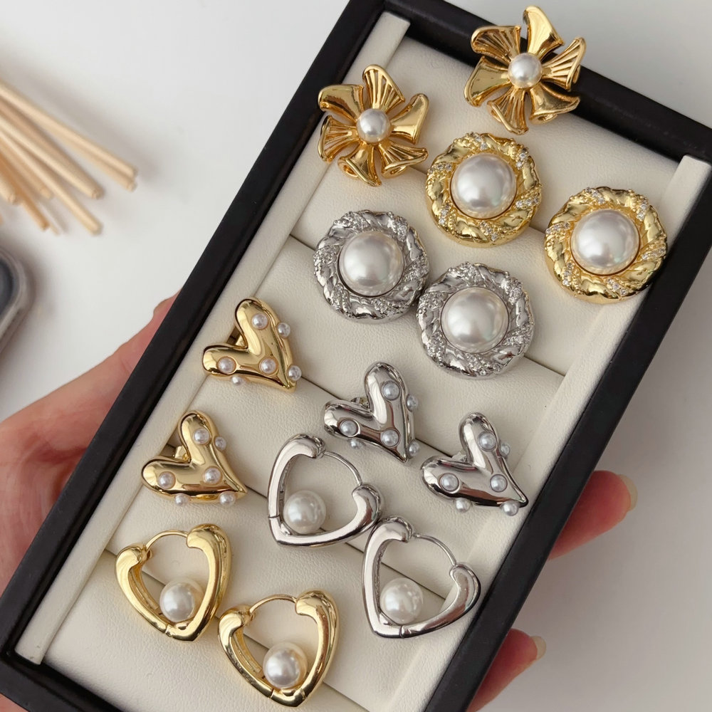 Simple pearl earrings