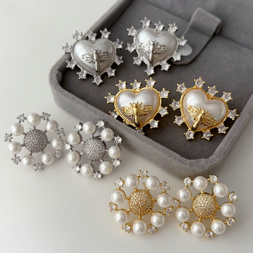 Heart pearl bee earrings