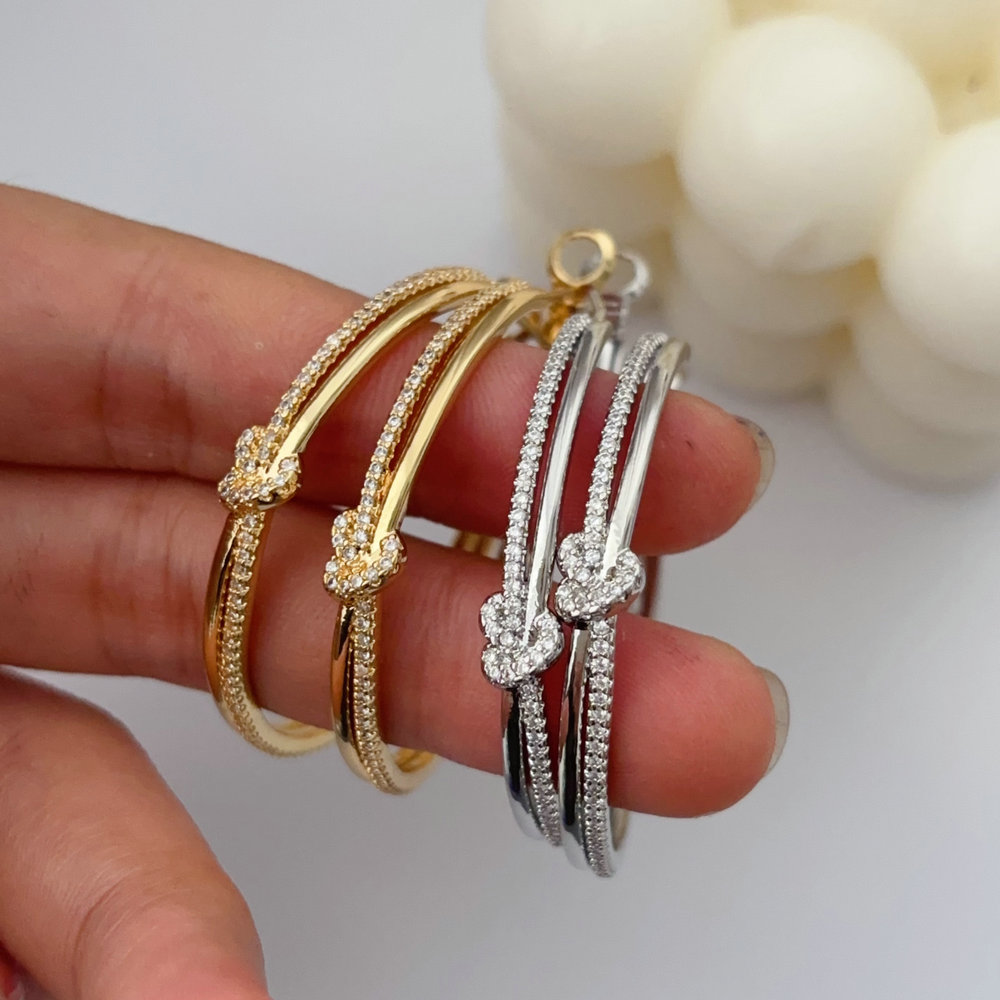 Pave knot hoop