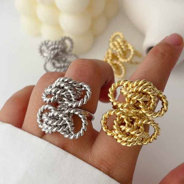Chunky chain twsit ring