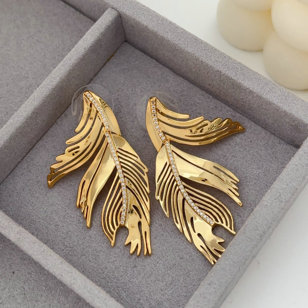 Metal pave zircon leaf earrings