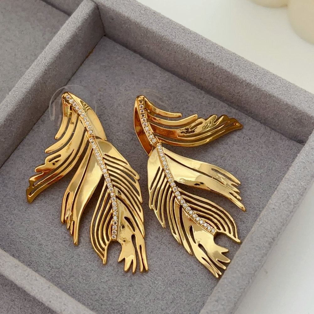 Metal pave zircon leaf earrings
