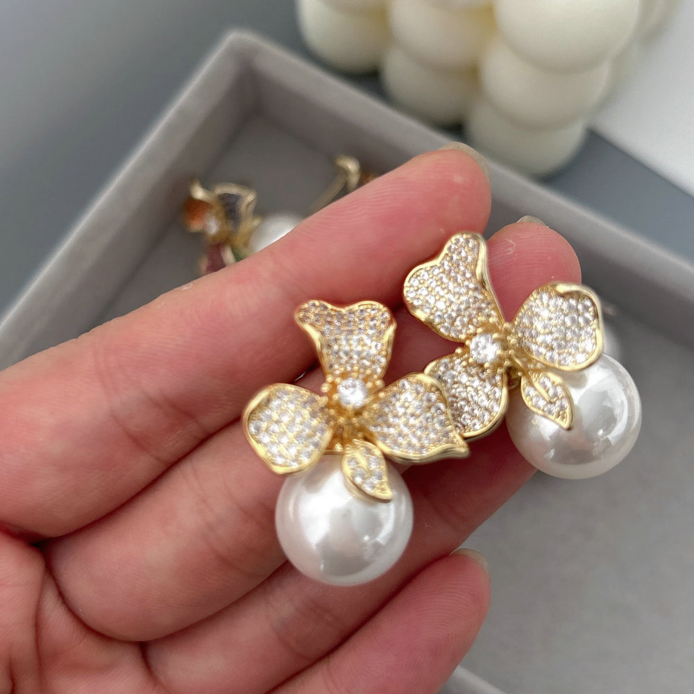 Pearl flower earrings