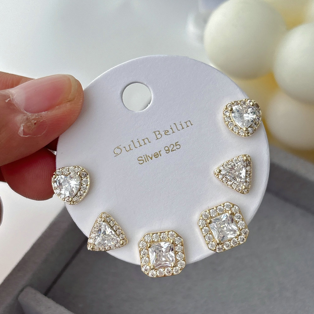 Set stud earrings
