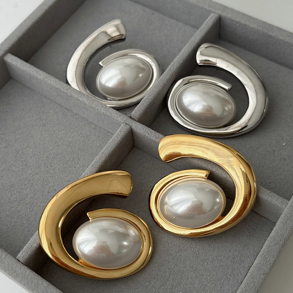 Pearl metal earrings