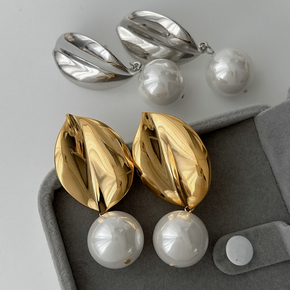 Leaf pearl earrings