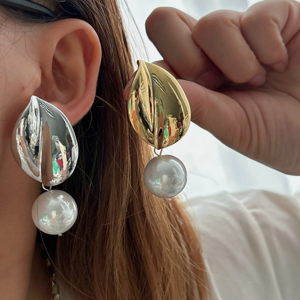 Leaf pearl earrings