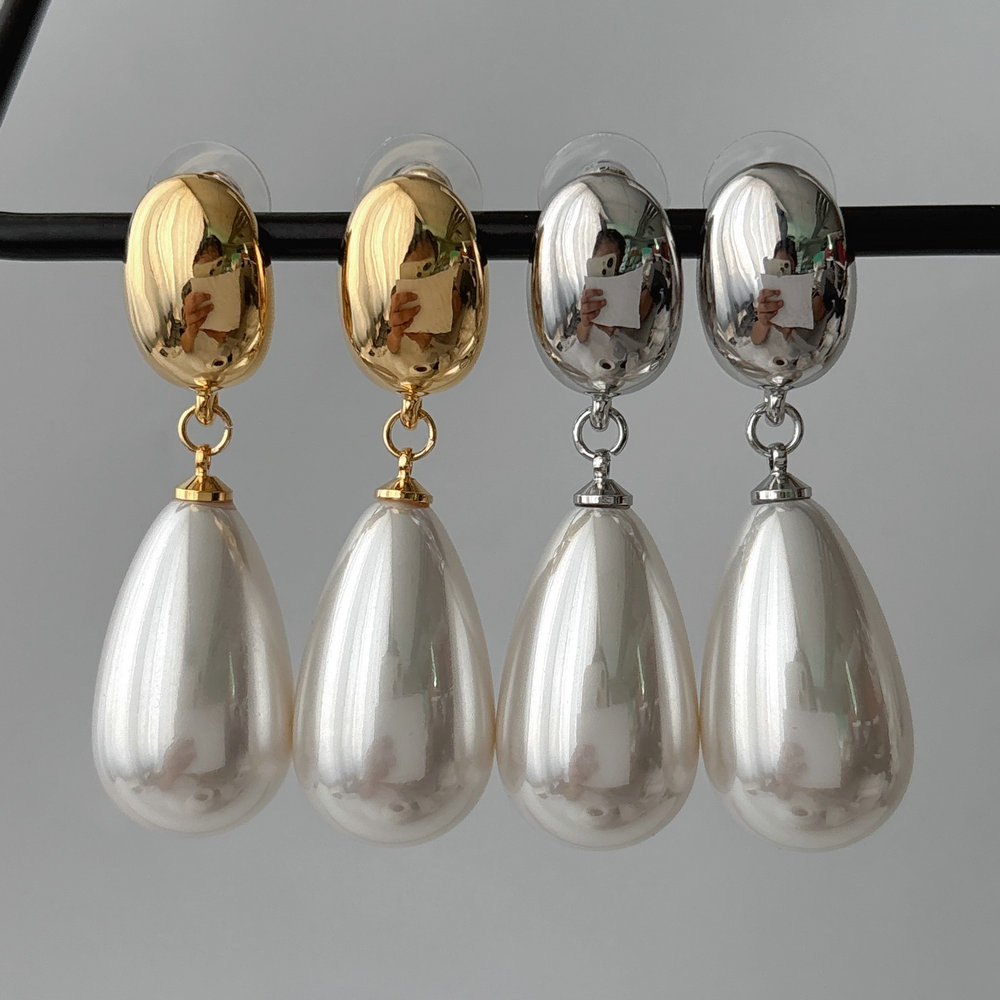 Teardrop pearl earrings
