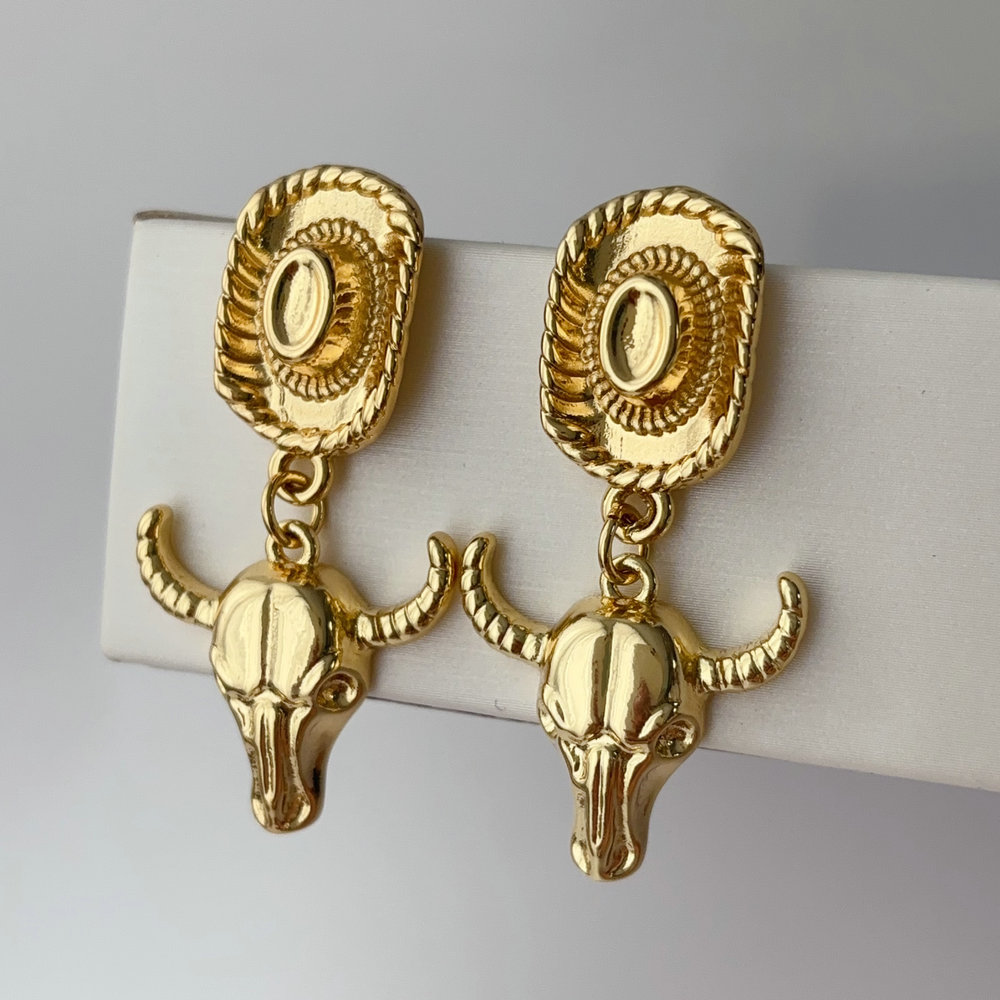 Bull charm necklace