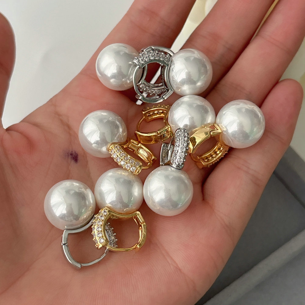 Ball pearl earrings