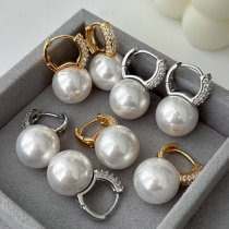Ball pearl earrings