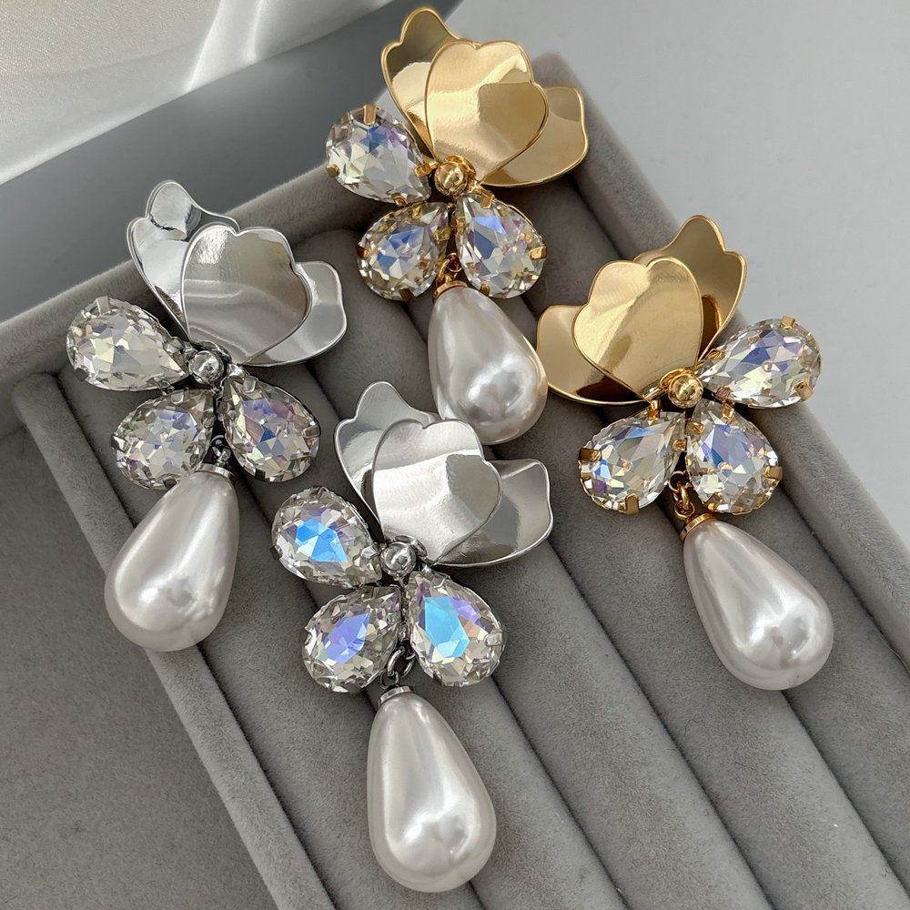 Flower pearl earrings