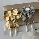Leaf pearl earrings