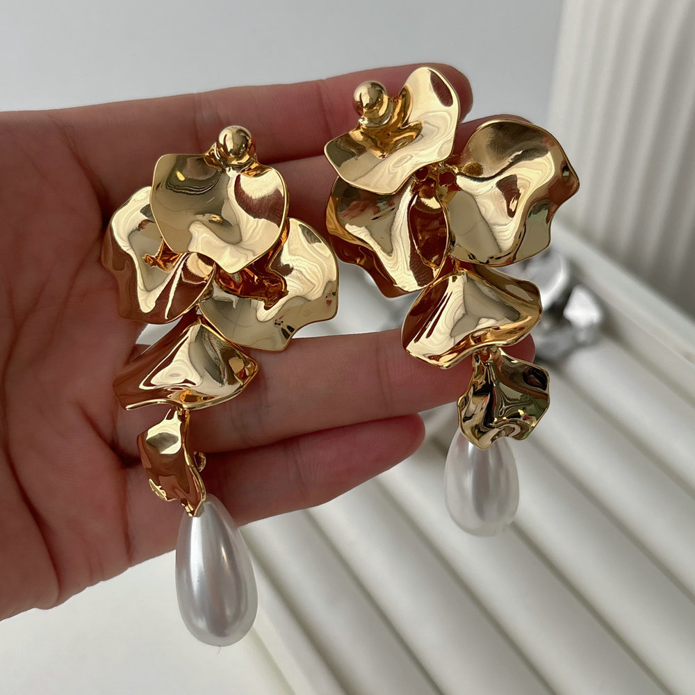 Leaf pearl earrings