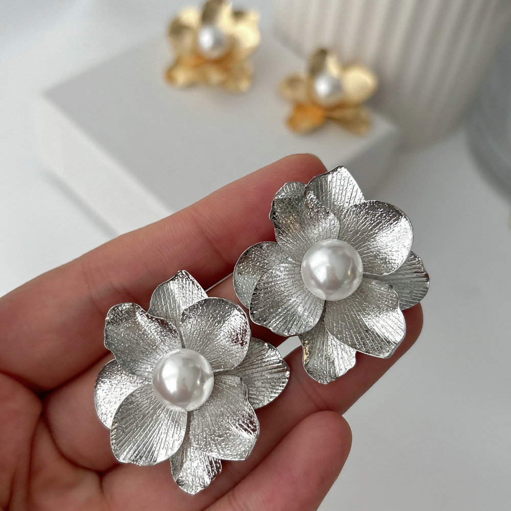 Metal flower earrings