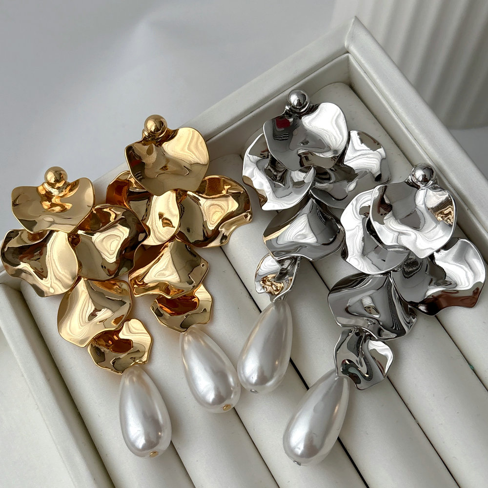 Leaf pearl earrings