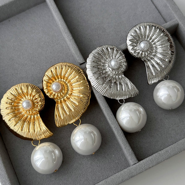 Snail pearl earrings