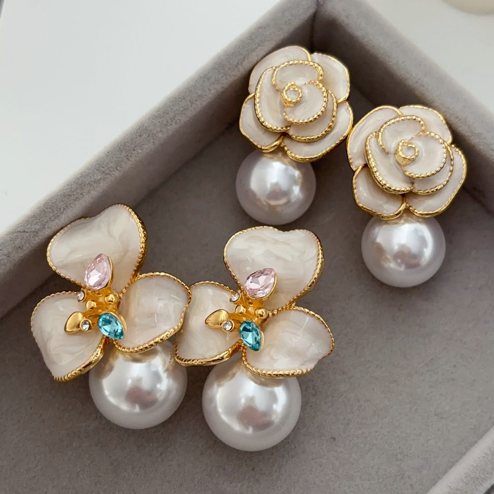 Enamel flower pearl earrings