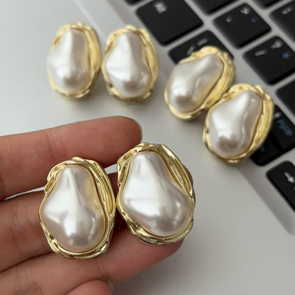 Teardrop pearl earrings