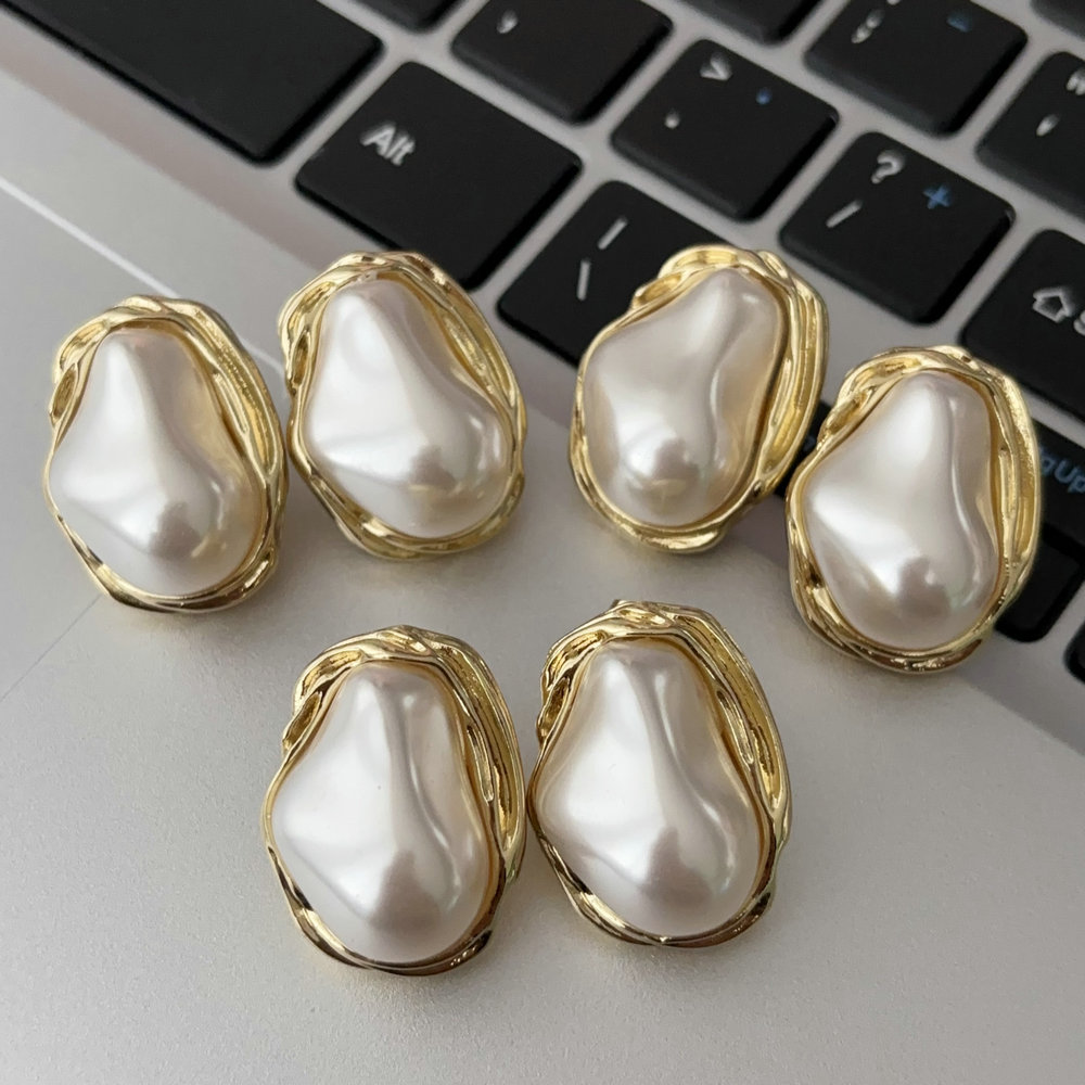 Teardrop pearl earrings