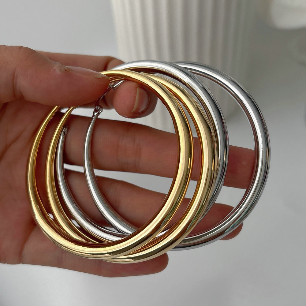 Chunky metal circle hoop