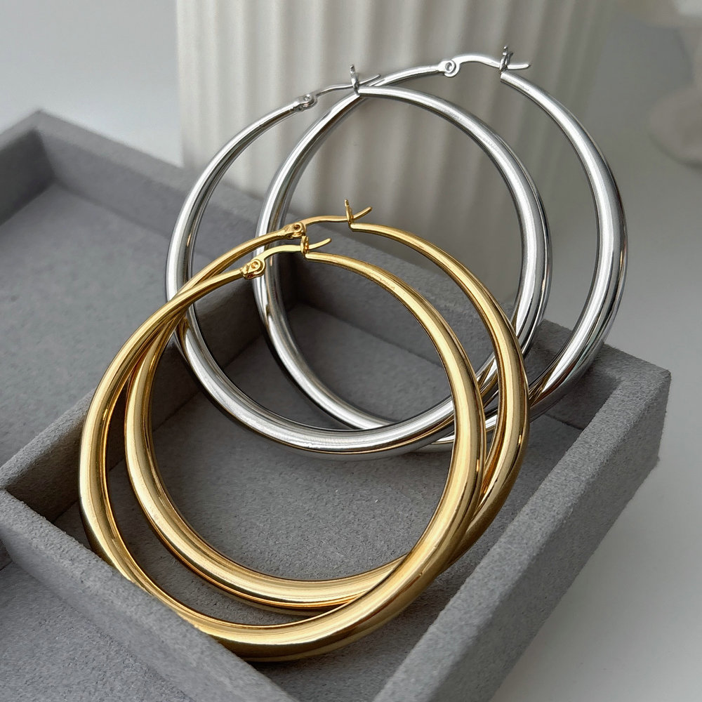 Chunky metal circle hoop
