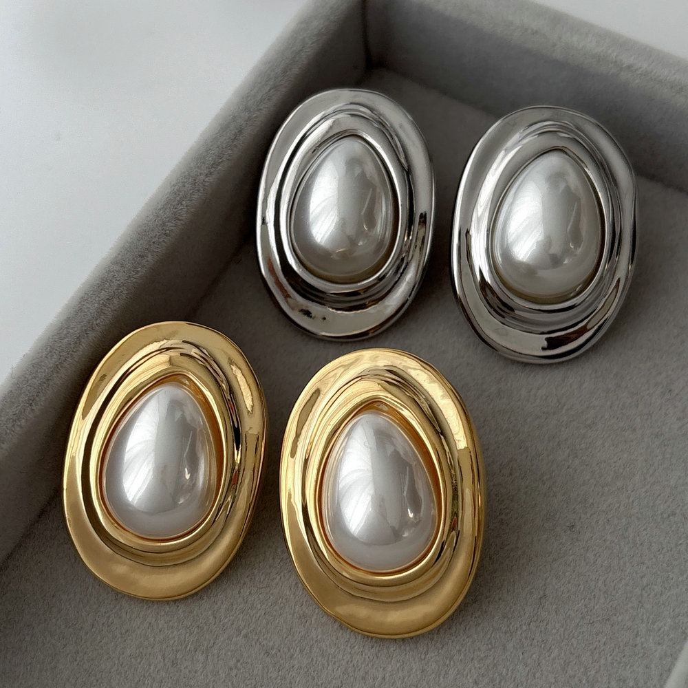 Oval shaple pearl earrings