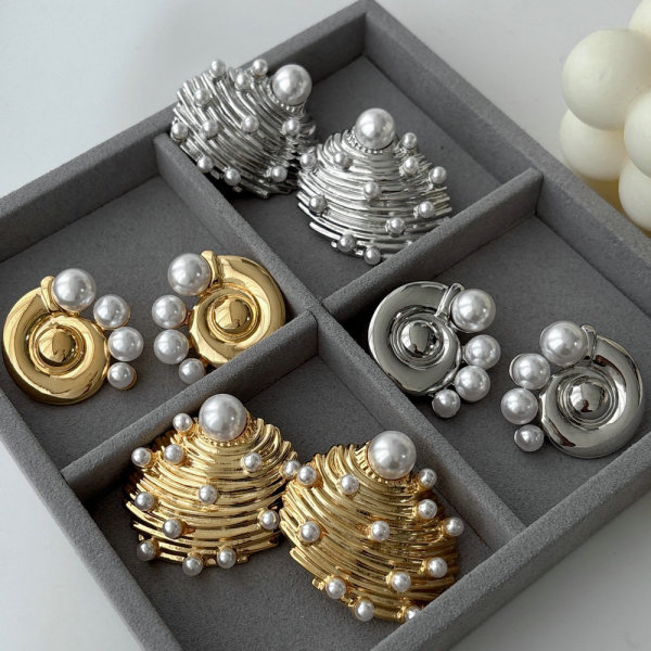 Snail shell pearl earrings