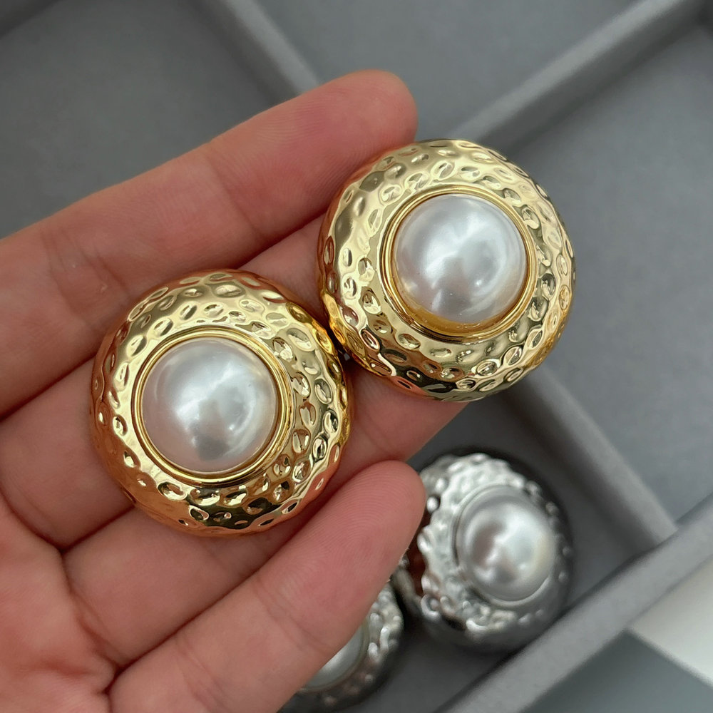 Round shape pearl earrings