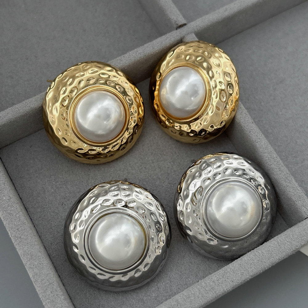 Round shape pearl earrings