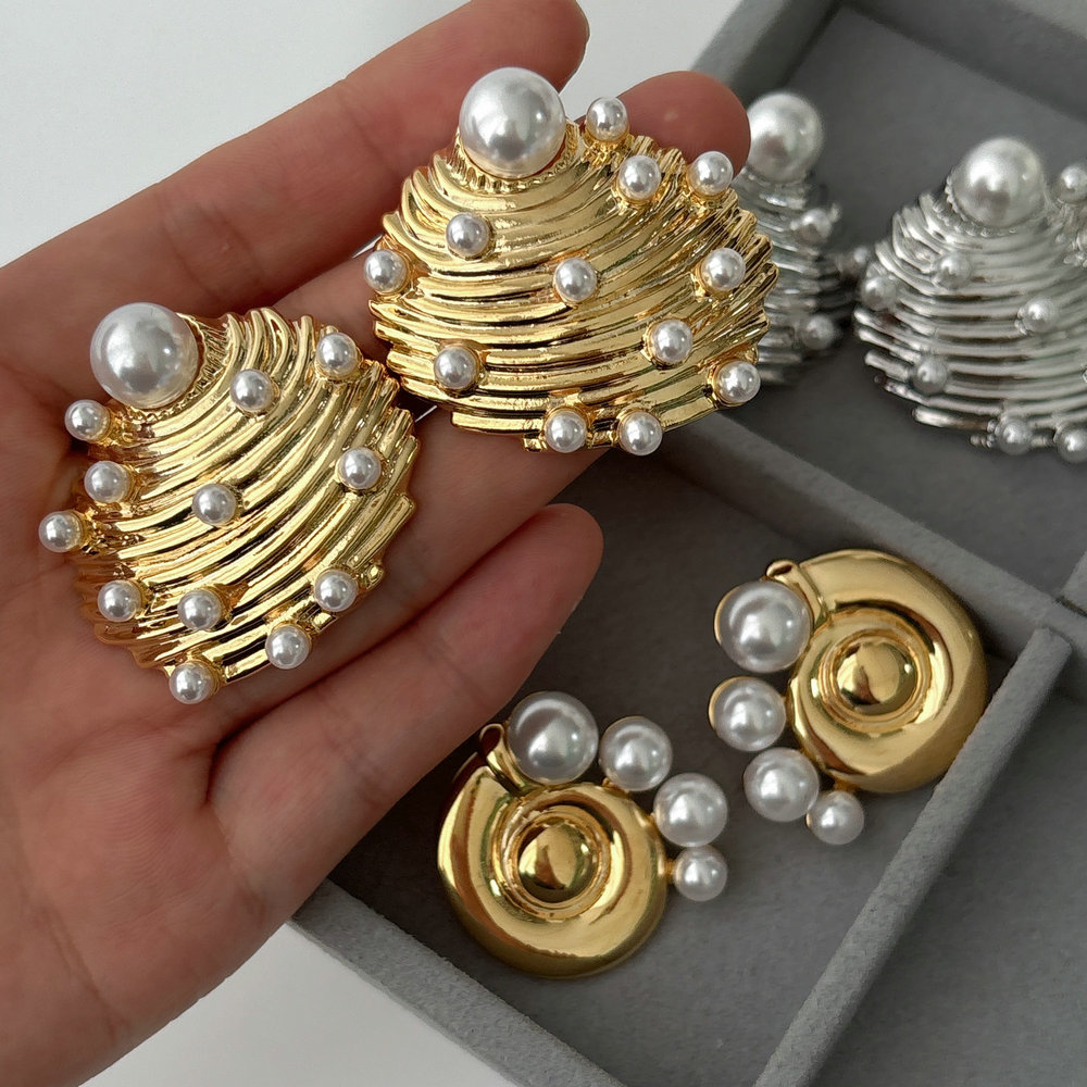 Snail shell pearl earrings