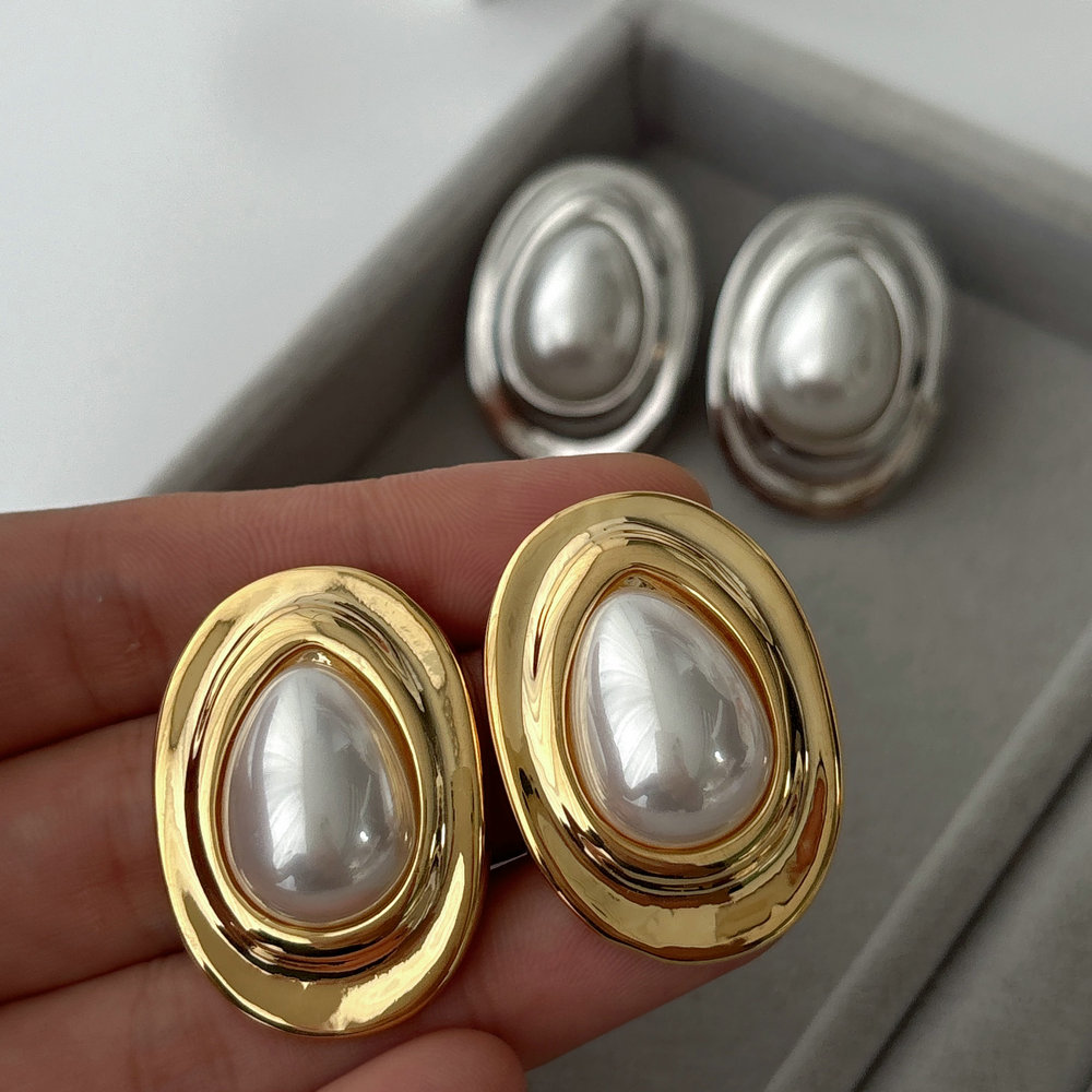 Oval shaple pearl earrings