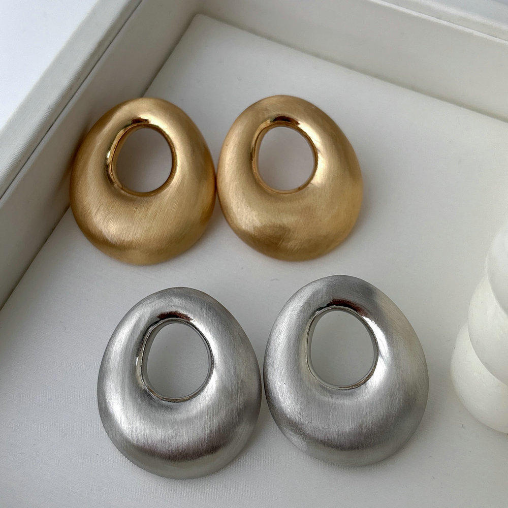 Metal waterdrop earrings