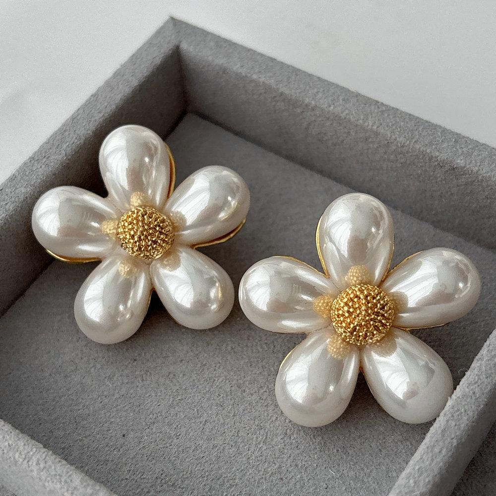 Pearl flower earrings